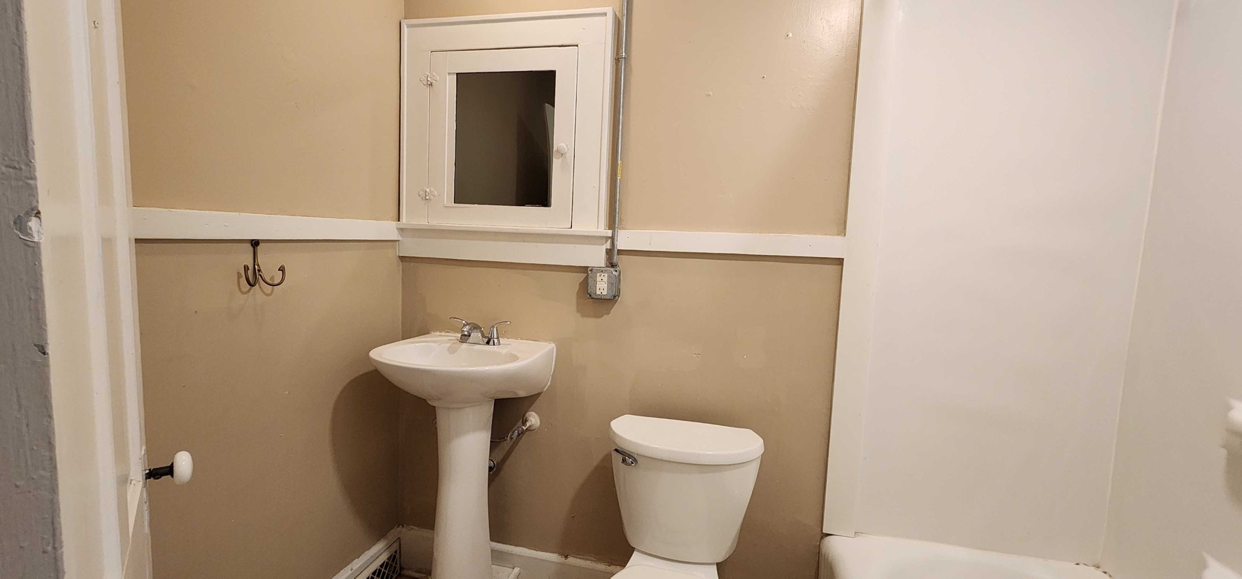517/519 Avenue G - 517 Lower, photo 3 of 6
