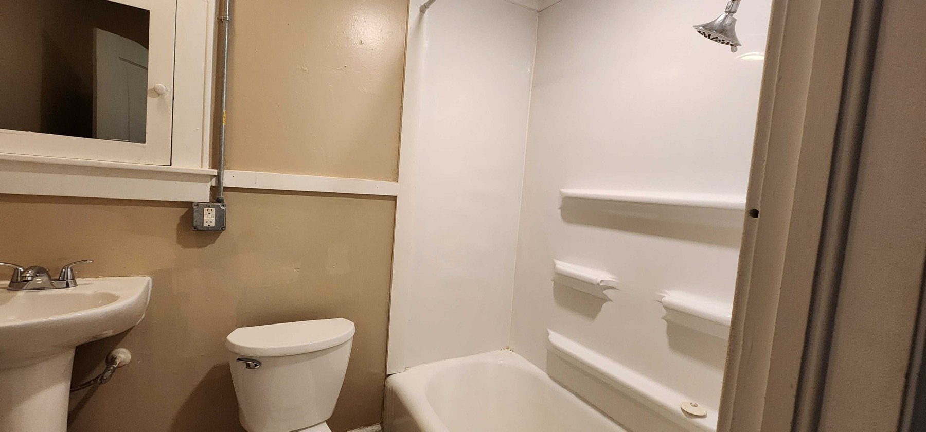 517/519 Avenue G - 517 Lower, photo 4 of 6